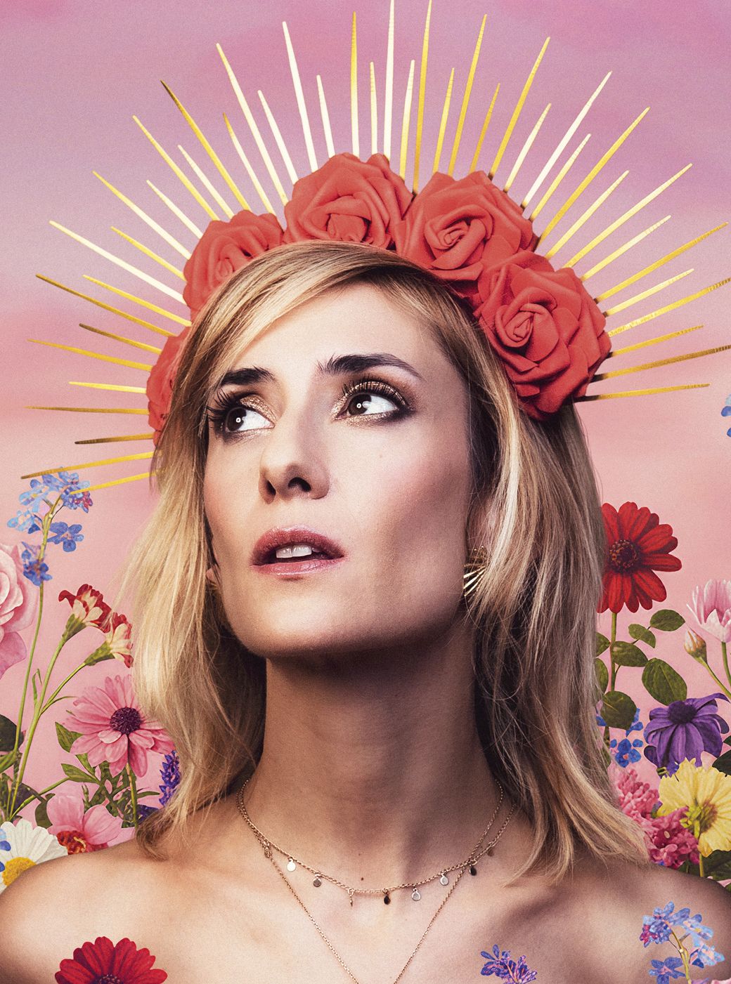 Cécile Marx, couronnée de roses et d’une auréole dorée, au milieu des fleurs (affiche du spectacle Iconique)